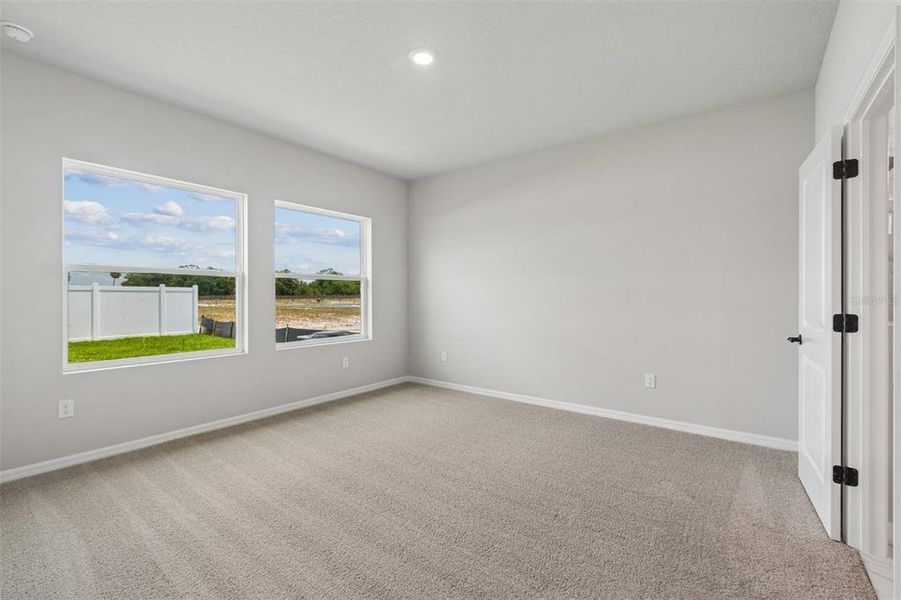 Spacious, unfurnished interior of a new home in Eastlyn, Bradenton (Image 10).