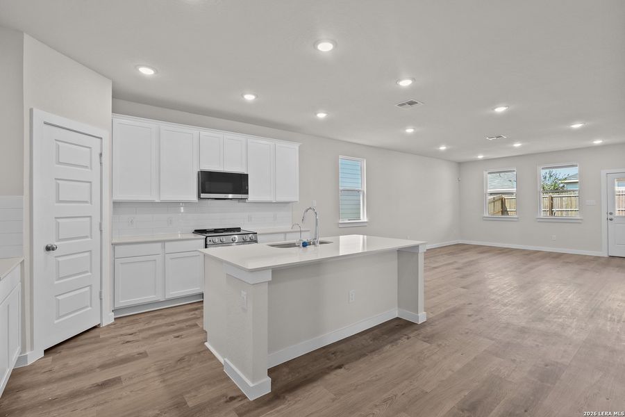 Furnished interior view inside a new home in Hiddenbrooke, Seguin (Image 9).
