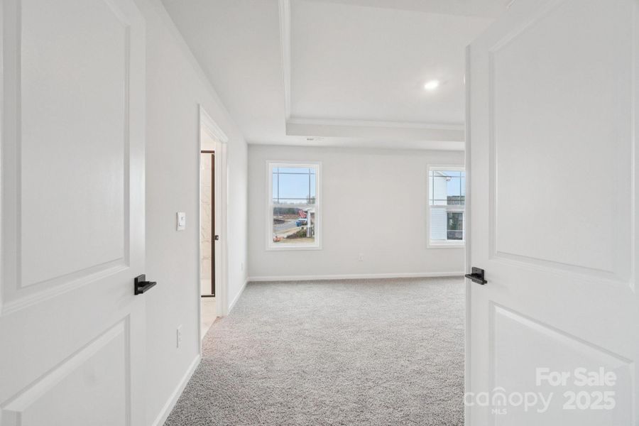 Spacious, unfurnished interior of a new home in Sylvan Creek, Denver (Image 14).