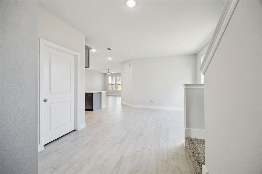 Spacious, unfurnished interior of a new home in Santorini, Seagoville (Image 18).