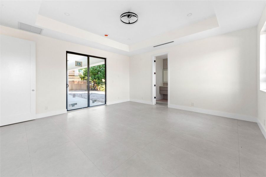 Spacious, unfurnished interior of a new home in , Coconut Creek (Image 25).