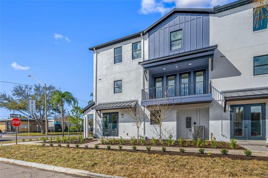 Exterior details and patio area of a home in Blanc, St. Petersburg (Image 25).