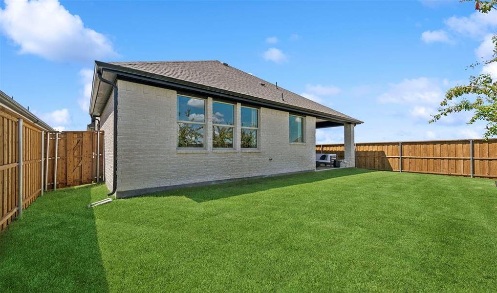 Exterior details and patio area of a home in Creekshaw, Royse City (Image 21).