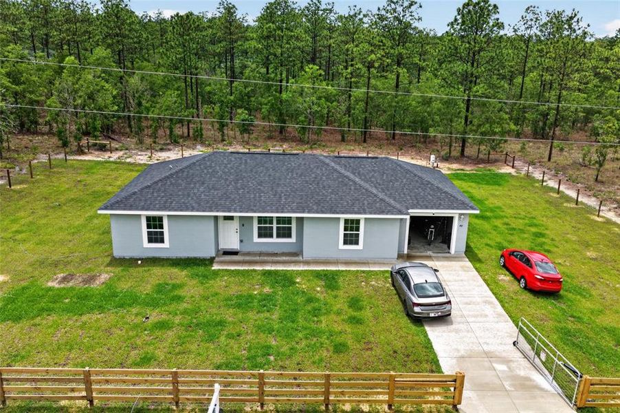 Exterior details and patio area of a home in , Dunnellon (Image 22).