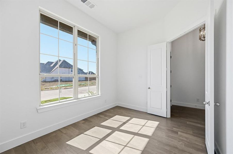 Spacious, unfurnished interior of a new home in Wildridge, Oak Point (Image 12).