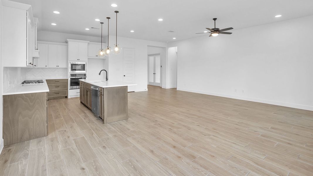 Spacious, unfurnished interior of a new home in Evergreen, Conroe (Image 24).
