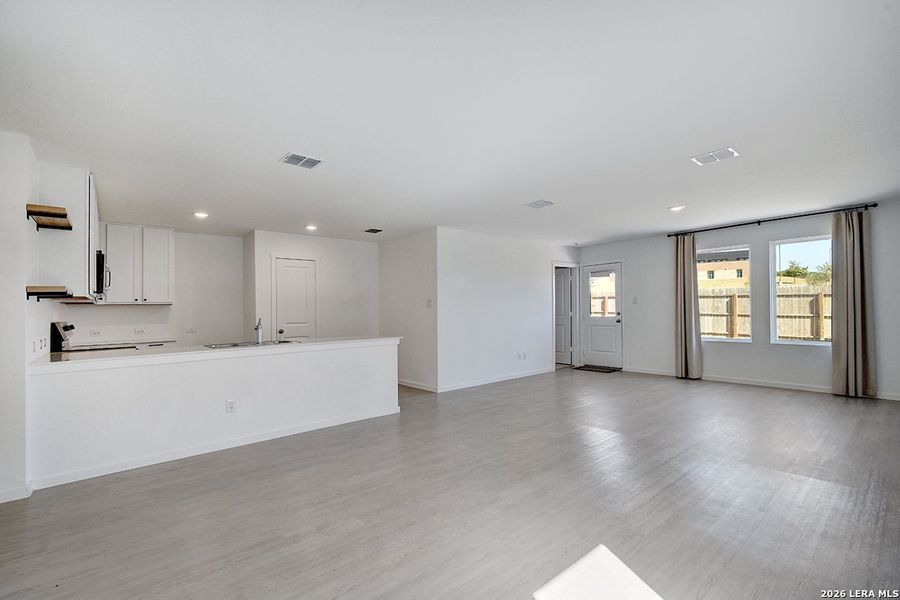 Spacious, unfurnished interior of a new home in Ridgeland, Kerrville (Image 17).