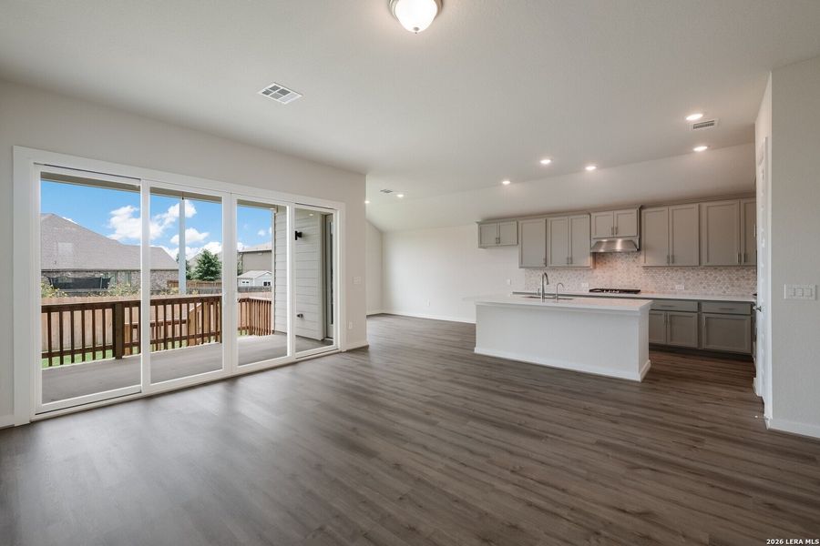 Spacious, unfurnished interior of a new home in Foxbrook, Cibolo (Image 9).