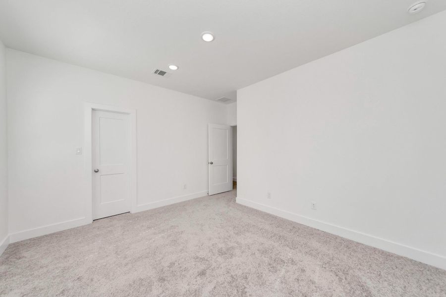 Spacious, unfurnished interior of a new home in Sienna, Missouri City (Image 24).