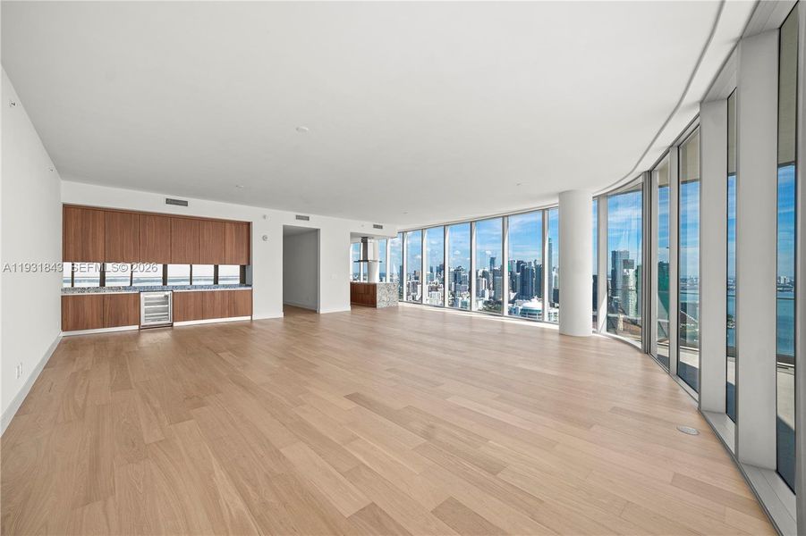 Spacious, unfurnished interior of a new home in Una Residences, Miami (Image 25).