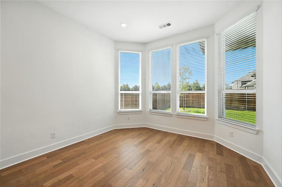Spacious, unfurnished interior of a new home in Dove Hollow, Waxahachie (Image 21).