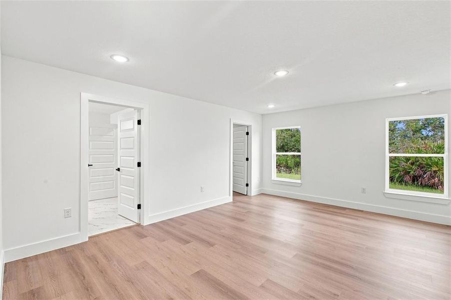 Spacious, unfurnished interior of a new home in , Sebring (Image 29).