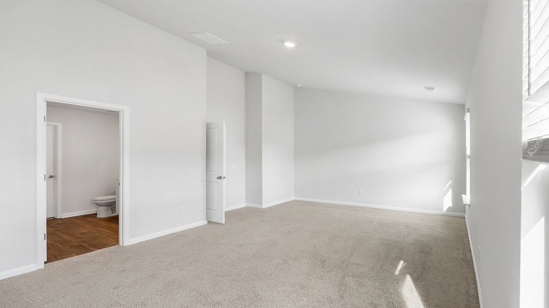 Spacious, unfurnished interior of a new home in Carolina Groves Townhomes, Moncks Corner (Image 8).
