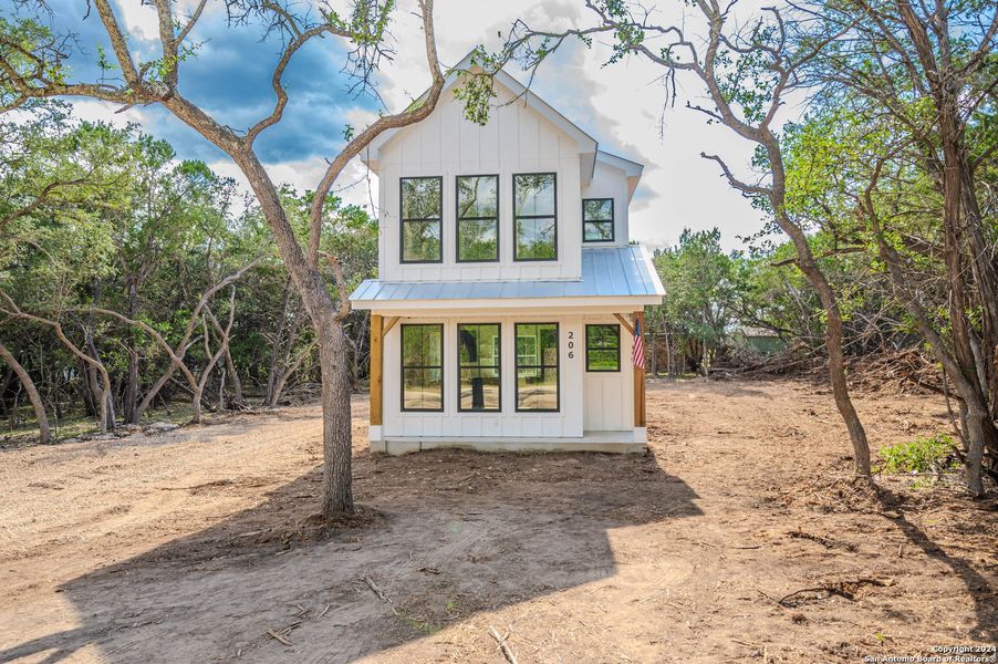 Exterior details and patio area of a home in , Bandera (Image 1).