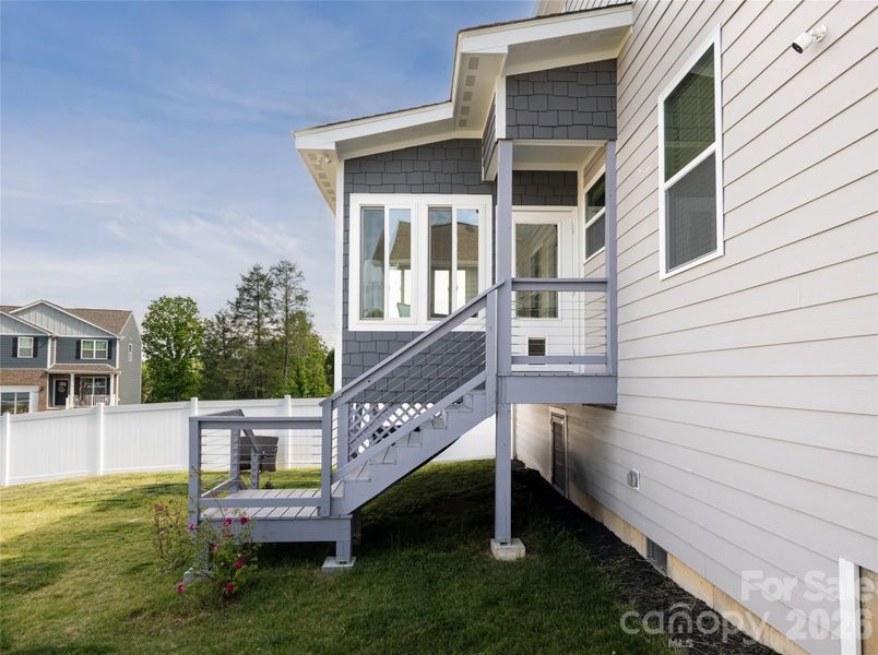 Step down into the wonderful, fenced back yard! Step down into the wonderful, fenced back yard!