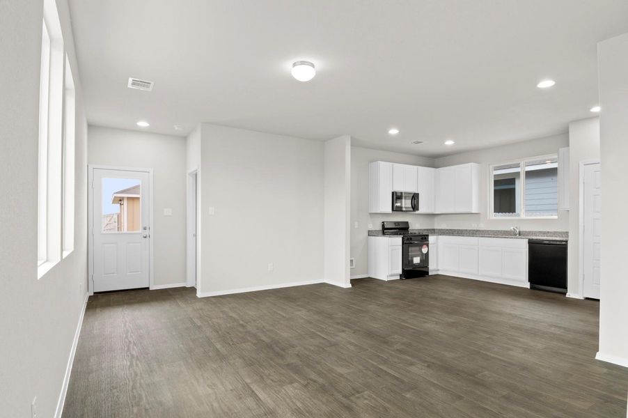Spacious, unfurnished interior of a new home in Casetta Ranch, Kyle (Image 25).