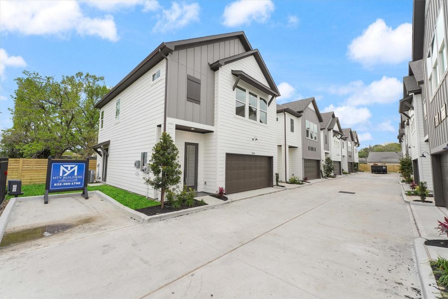 Image 20 of a home in Blalock Square.