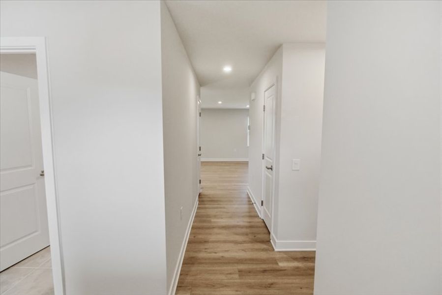 Spacious, unfurnished interior of a new home in Wren Woods Ranches, Gray Court (Image 11).