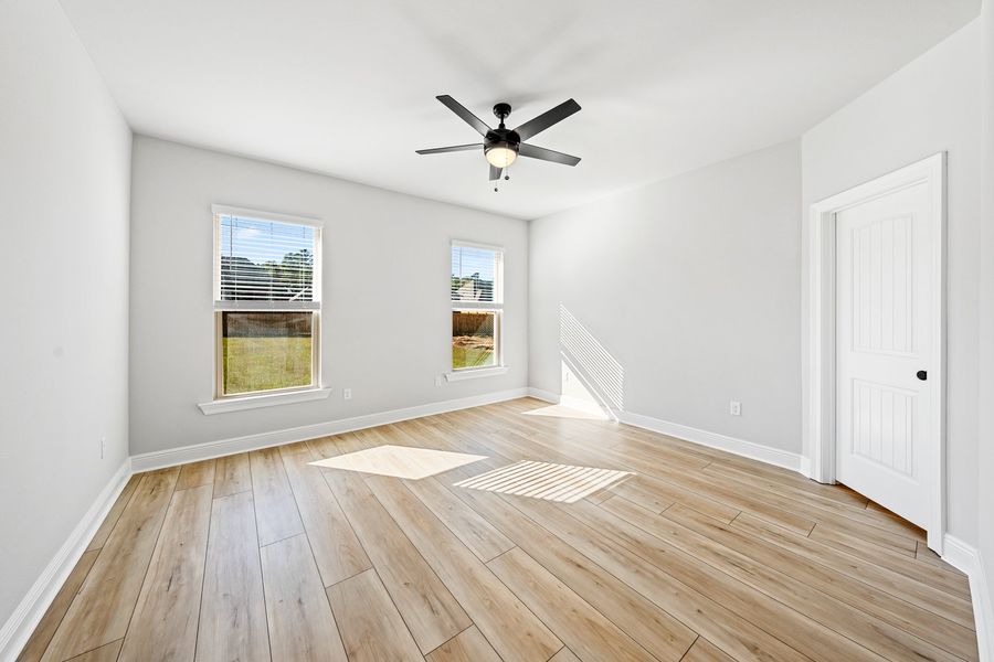 Spacious, unfurnished interior of a new home in Young Oaks, Crestview (Image 10).