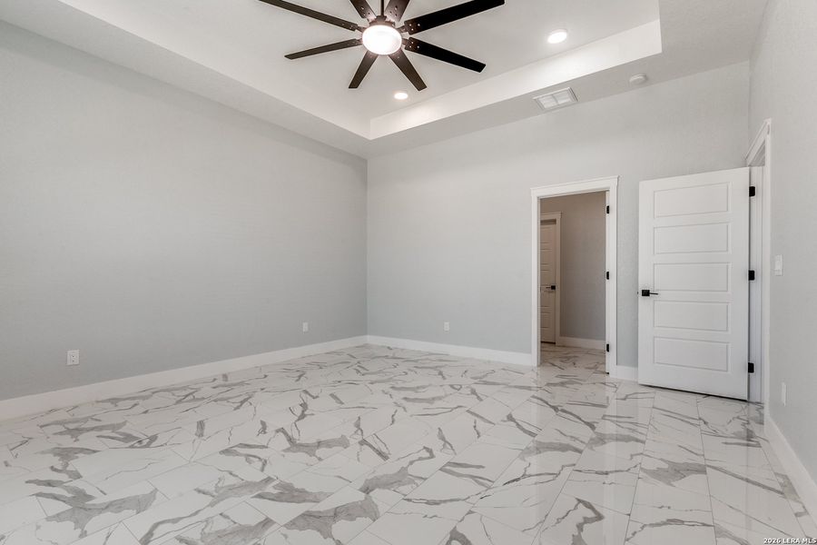 Spacious, unfurnished interior of a new home in , Atascosa (Image 19).