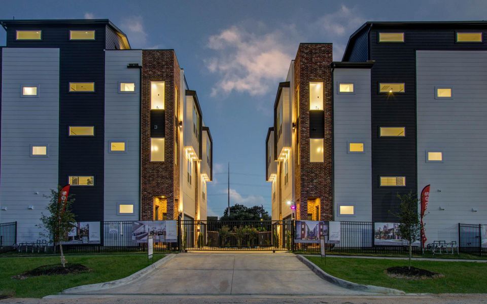 Condo located in Houston, TX showcasing its design and architecture (Image 3).