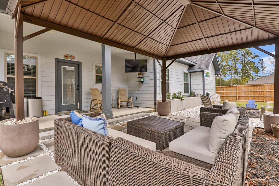 Exterior details and patio area of a home in , Roman Forest (Image 3).