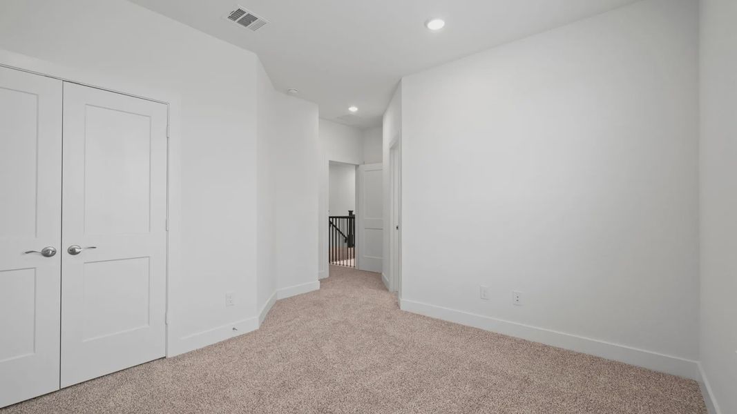 Spacious, unfurnished interior of a new home in Lakes of Cane Island, Katy (Image 24).