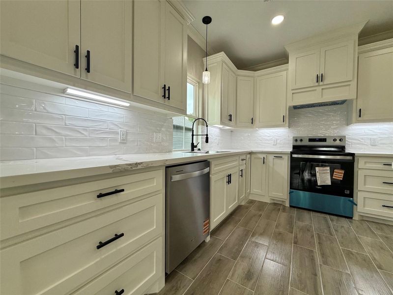 Furnished interior view inside a new home in , Vidor (Image 5).