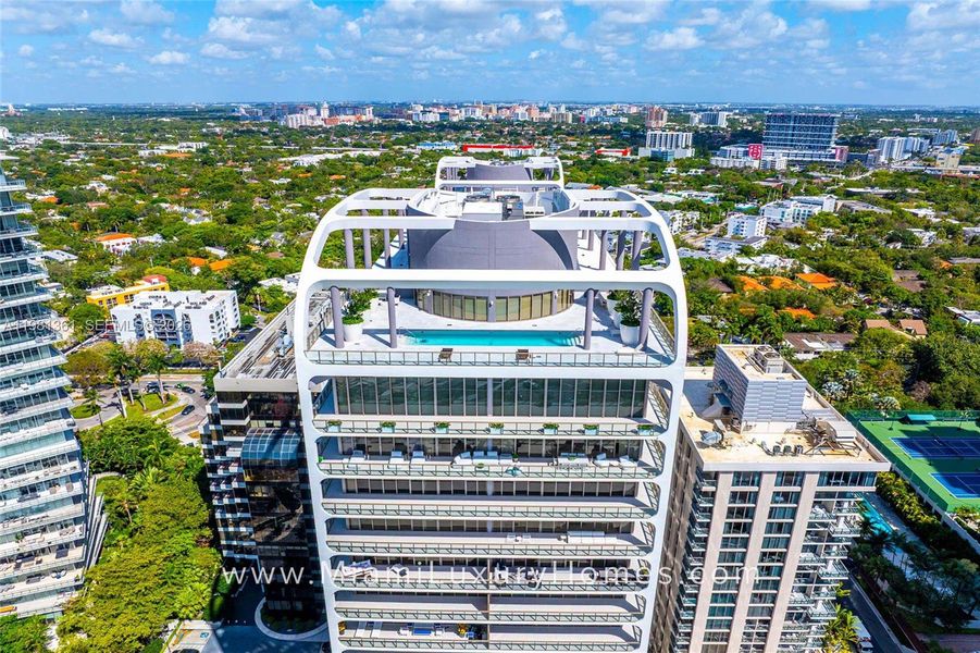 Condo located in Miami, FL showcasing its design and architecture (Image 3).