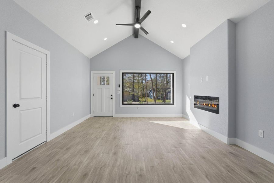 Spacious, unfurnished interior of a new home in , Willis (Image 12).