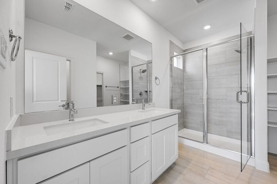 Furnished interior view inside a new home in Madero 50s, Fort Worth (Image 8).