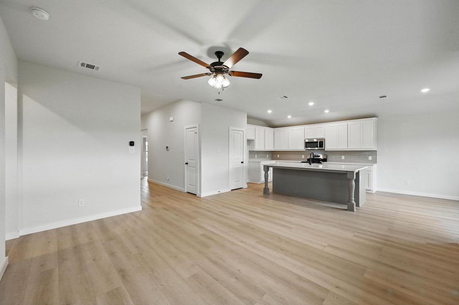 Representative unfurnished interior of a home built from the Essex by Cheldan Homes in Stoneview, Glen Rose (Image 63).