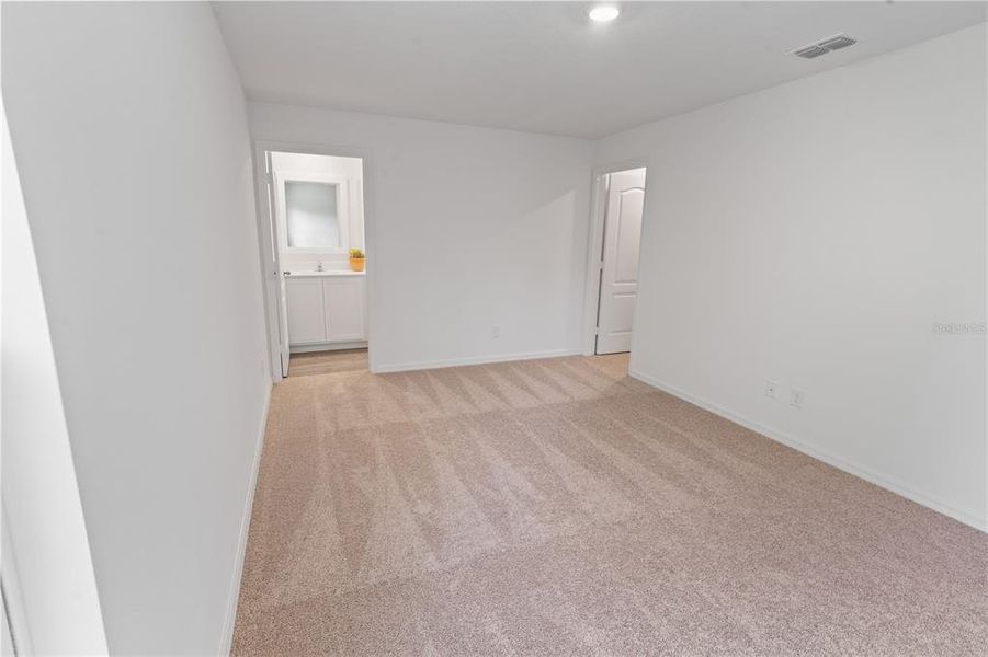Spacious, unfurnished interior of a new home in , Kissimmee (Image 11).