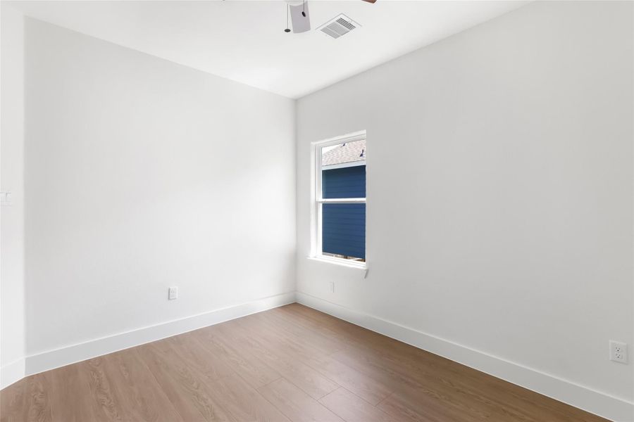 Secondary bedroom.