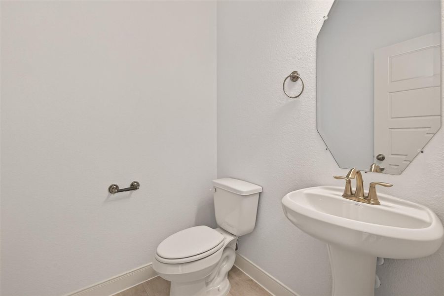 Furnished interior view inside a new home in Lago Mar, Texas City (Image 8).