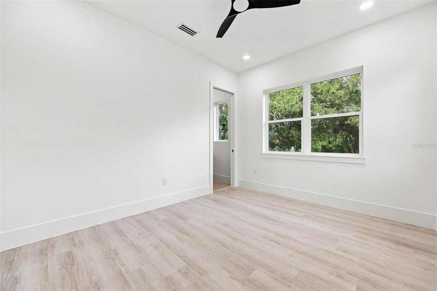 Spacious, unfurnished interior of a new home in , Sarasota (Image 21).