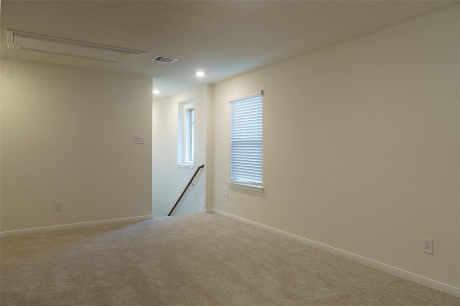 Spacious, unfurnished interior of a new home in Oakwood Trails, Tomball (Image 11).