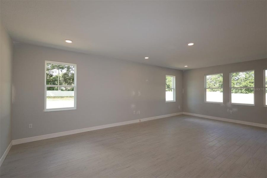 Spacious, unfurnished interior of a new home in Willow Run, Apopka (Image 16).