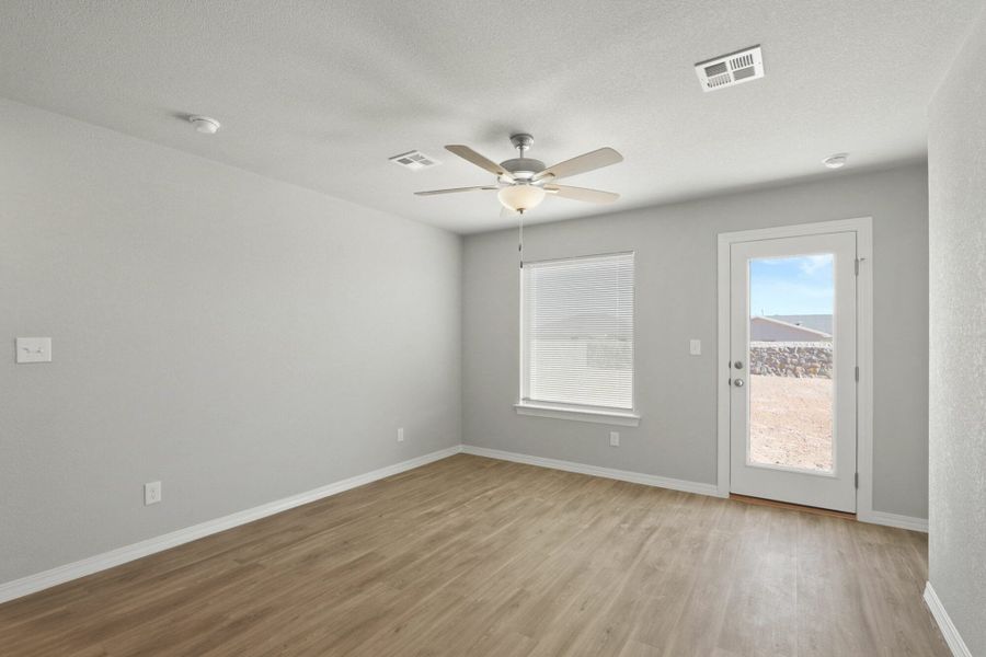 Spacious, unfurnished interior of a new home in Rancho Desierto Bello, Horizon City (Image 23).
