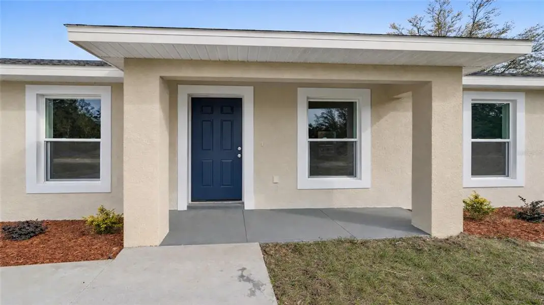 Exterior details and patio area of a home in , Dunnellon (Image 3).