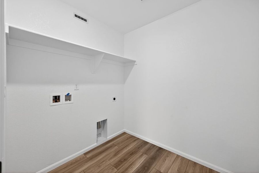 Spacious, unfurnished interior of a new home in Lake Bluff, Greeley (Image 20).