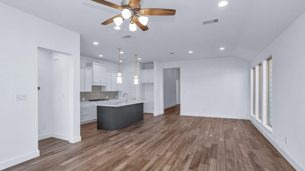 Spacious, unfurnished interior of a new home in Artavia 45', Conroe (Image 9).