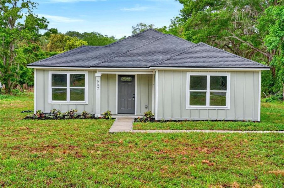 Exterior details and patio area of a home in , Leesburg (Image 3).