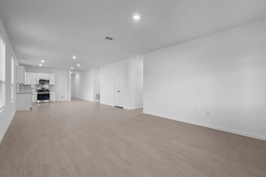 Spacious, unfurnished interior of a new home in Mavera, Conroe (Image 10).