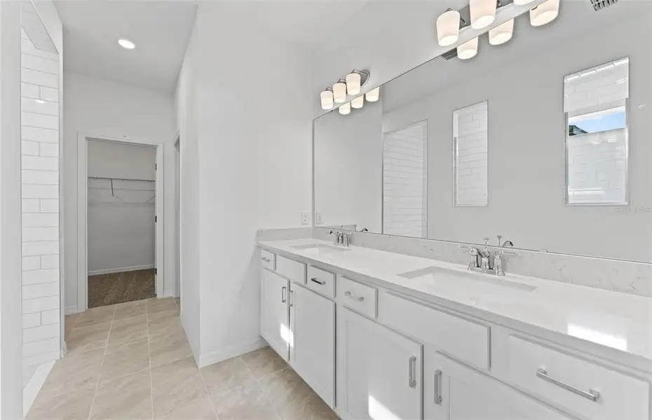 Furnished interior view inside a new home in Silverlake, Lake Alfred (Image 7).