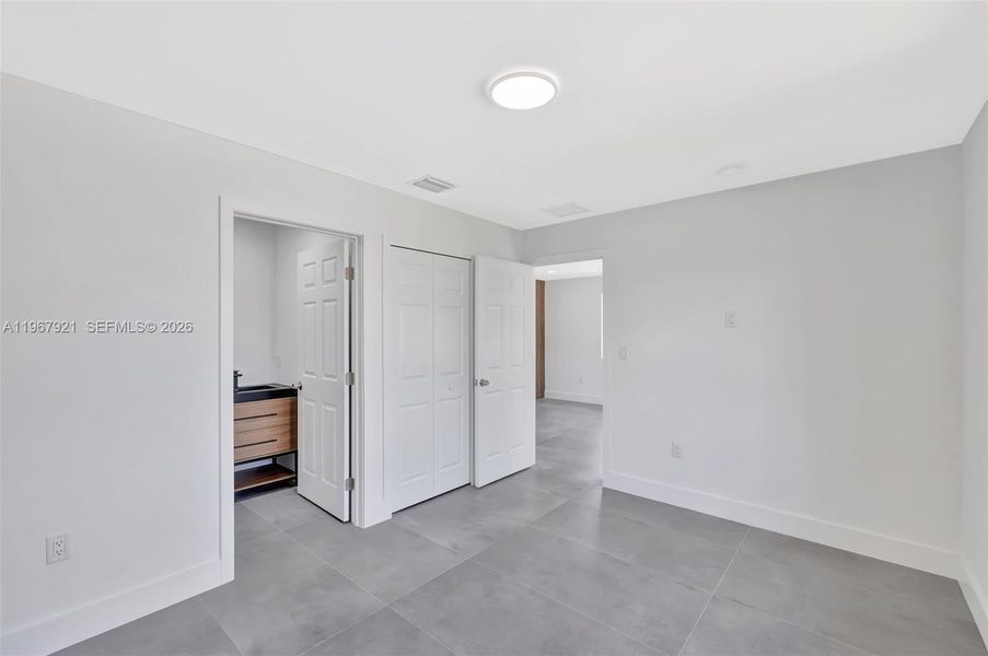 Spacious, unfurnished interior of a new home in , Miami Gardens (Image 22).