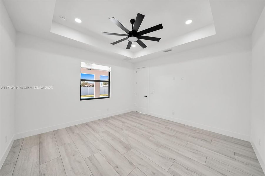 Spacious, unfurnished interior of a new home in , Cape Coral (Image 35).
