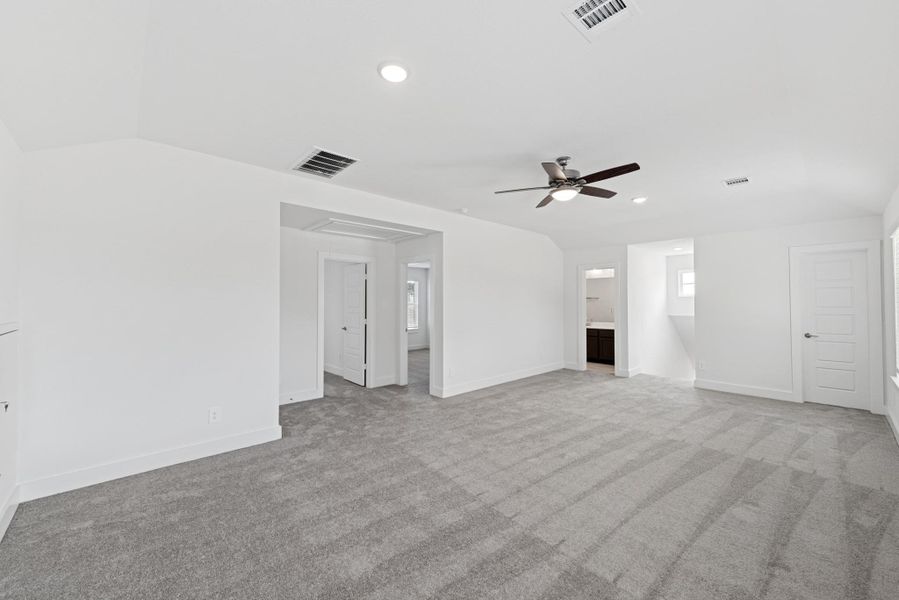 Spacious, unfurnished interior of a new home in Sorella, Tomball (Image 16).