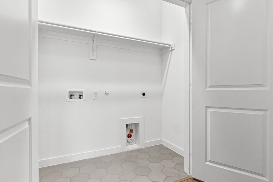 Spacious, unfurnished interior of a new home in Cottonwood Creek, Rowlett (Image 18). Spacious, unfurnished interior of a new home in Cottonwood Creek, Rowlett (Image 18).