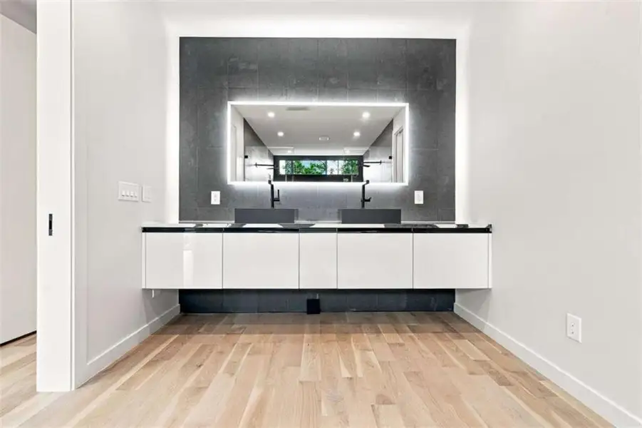 Furnished interior view inside a new home in , Atlanta (Image 5).